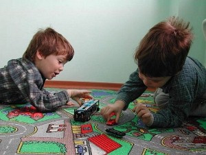 Дети на ковролине городок детский ковролин в интерьере