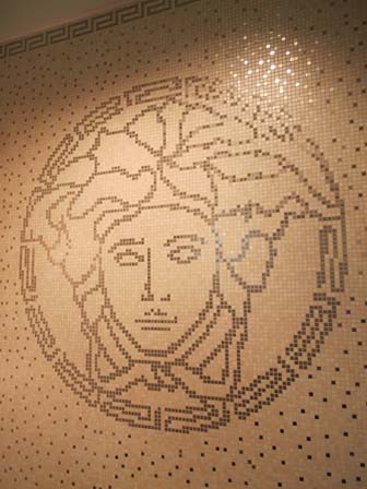 Керамическая плитка в виде мозаики логотип версаче versace