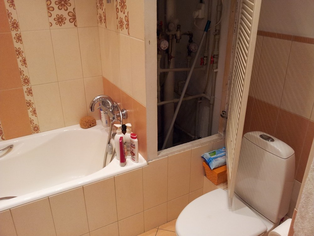 сантехнический короб с дверцей в ванной