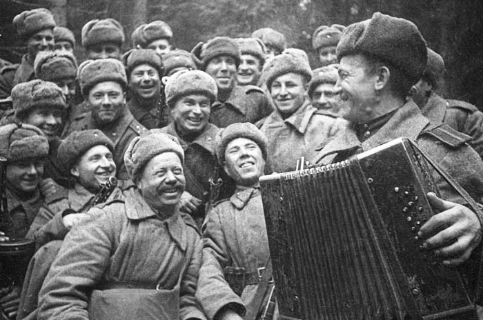Фото военных лет военные фото счастливые солдаты празднуют победу в ВОВ